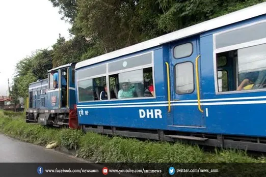 टॉय ट्रेन के दो पुराने डिब्बों को रेस्तरां में विकसित करने का निर्णय