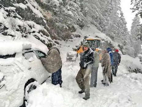 भारी बर्फबारी से हिमाचल प्रदेश में रस्ता बंद