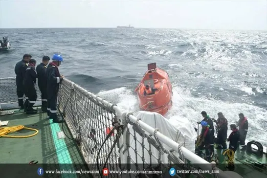 अरब सागर में डूब रहा था आपूर्ति पोत, तटरक्षक बल ने चालक दल के 12 सदस्यों को बचाया