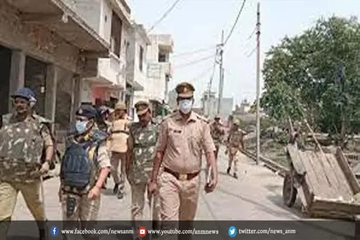 जुमे की नमाज से पहले पुलिस ने फ्लैग मार्च किया