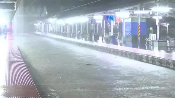 मुंबई में भारी बारिश से डूबे रेलवे ट्रैक