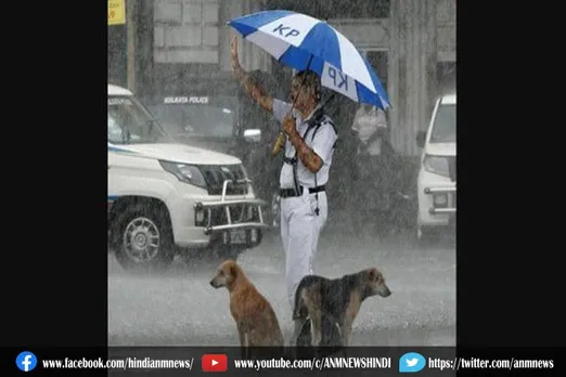 भारी बारिश से कुत्तों को बचाते कोलकाता के पुलिसकर्मी, वायरल हुई तस्वीर