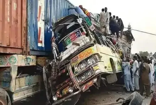 पाकिस्तान में बस और ट्रक में जोरदार भिड़ंत
