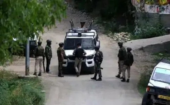 श्रीनगर के बेमिना में आतंकवादियों और सुरक्षा बलों के बीच मुठभेड़ शुरू