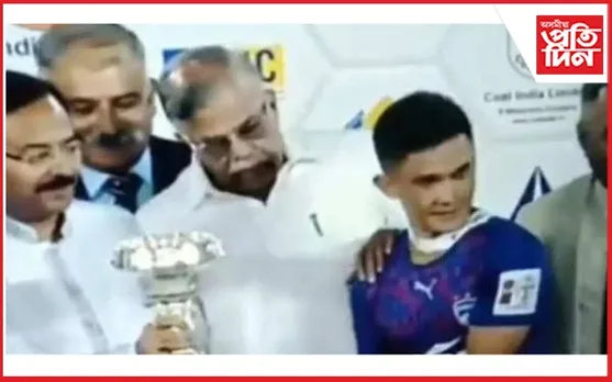 ফটো উঠাৰ চখ ! ভাৰতীয় ফুটবল দলৰ অধিনায়ক তথা বিশ্ব প্ৰসিদ্ধ ফুটবলাৰ সুনীল ছেত্ৰীক অপমান বংগৰ ৰাজ্যপালৰ...