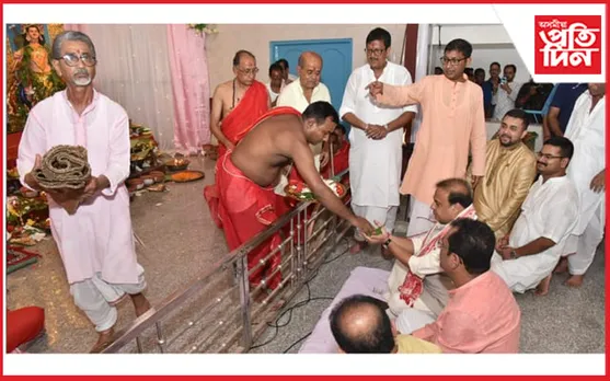 প্ৰতিকুল বতৰক নেওচি পূজা মণ্ডপে মণ্ডপে আশীৰ্বাদ ল'লে মুখ্যমন্ত্ৰী হিমন্ত বিশ্ব শৰ্মাই...