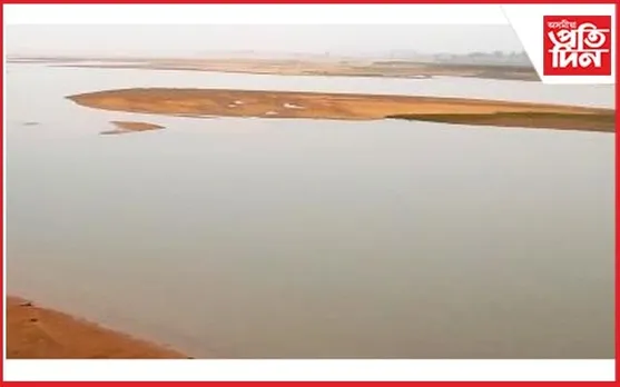 মাকৰ সন্মুখতে ঘঁৰিয়ালে টানি নিলে পুত্ৰক