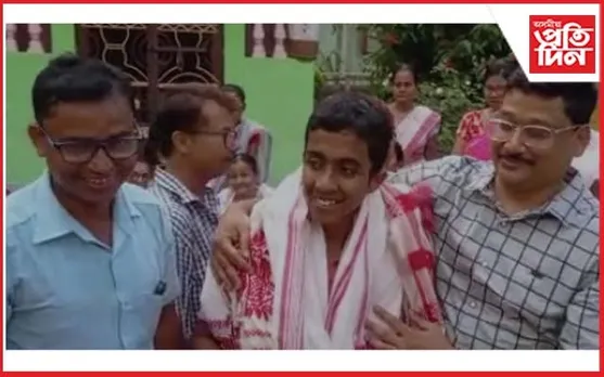 কলা শাখাত প্ৰথম স্থান দখল কৰা সংকল্প জ্যোতিক বিপুল সম্বৰ্ধনা