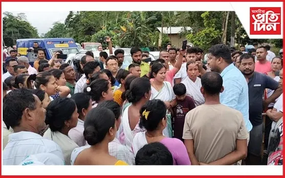 ধেমাজিত বন্যাৰ্তৰ পথ অৱৰোধ কাৰ্যসূচী : আৱদ্ধ শ শ বাহন