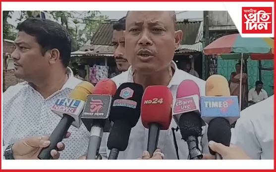 জৰাজীৰ্ণ পথ মেৰামতিৰ দাবীত টেঙাখাতত 
যুৱ ছাত্ৰ পৰিষদৰ উদ্যোগত উত্তাল প্ৰতিবাদ
