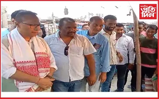 গাঁৱৰ বজাৰত শাক-পাচলি কিনিলে প্ৰদ্যুৎ বৰদলৈয়ে