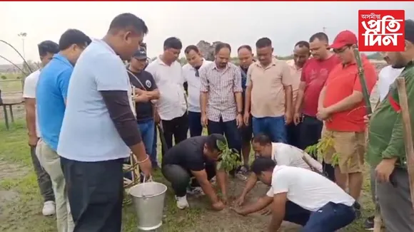 সেউজ বিপ্লৱ গঢ়াৰ লক্ষ্যৰে  সদৌ মিচিং ছাত্ৰ সন্থাৰ গছপুলি ৰোপন...