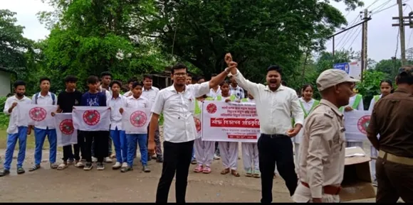 ঢকুৱাখনাত বিদ্যুৎ বিভাগৰ ব্যৰ্থতাৰ বিৰুদ্ধে আছুৰ প্ৰতিবাদ