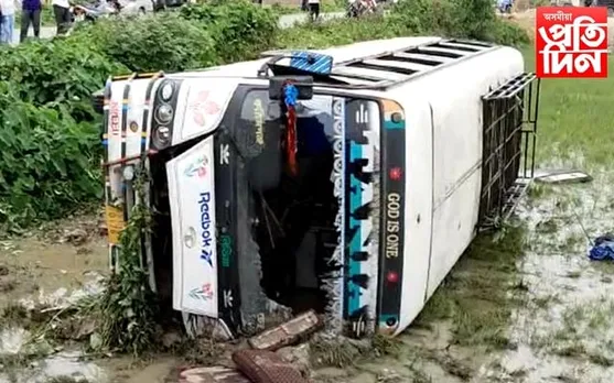 সুৰাসক্ত বাছ চালকৰ বাবে দুৰ্ঘটনাঃ পথাৰত বাগৰি পৰিল যাত্ৰীবাহী বাছ