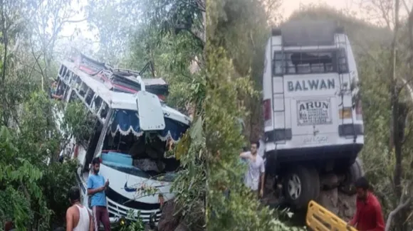 জম্মু-কাশ্মীৰত ভয়ংকৰ ঘটনা : তীৰ্থযাত্ৰীৰ বাছলৈ লক্ষ্য কৰি সন্ত্ৰাসবাদীৰ গুলীবৰ্ষণ, নিহত ১০