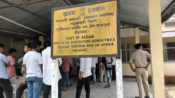 টেঙাখাতত পথ মেৰামতিৰ দাবীত অসম জাতীয়তাবাদী যুৱ ছাত্ৰ পৰিষদৰ ধৰ্ণা 
