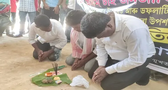 তিতাবৰৰত স্মাৰ্ট মিটাৰৰ পৰা পৰিত্ৰাণ পাবলৈ অভিনৱ প্ৰতিবাদ