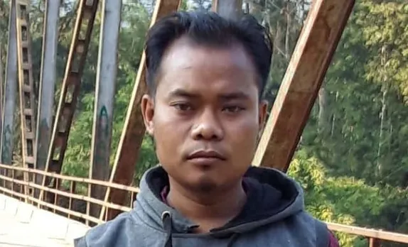 দুৰ্বৃত্তই জ্বলাই দিলে ১০০০ জোপা নেমুঃ শিক্ষানুষ্ঠানত দুৰ্বৃত্তৰ তাণ্ডৱ