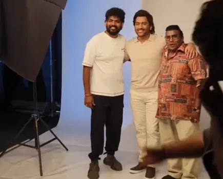 WATCH: MS Dhoni poses for photo with Yogi Babu and Vignesh Shivan