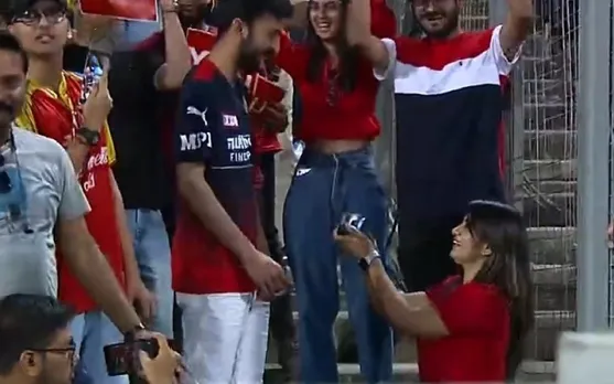 'Indian Premiyon ki League'- Fans in awe of the viral proposal in the Bangalore vs Chennai game