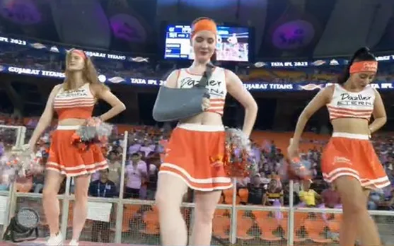 'Advance me payment le li hogi bichari ne' - Fans react as cheerleader spotted dancing with fractured hand and plaster over it in GT vs SRH IPL 2023 clash