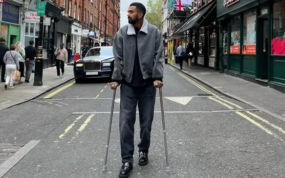 'Beech sadak chaloge to theek hona mushkil hai' - Twitter comes up with jokes on KL Rahul's latest post-surgery picture from England