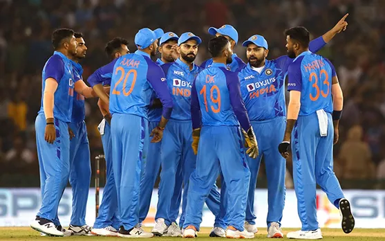 'Another first-stage exit loading' - Twitter rips apart Indian bowlers as Australia chased down 208 to win the first T20I