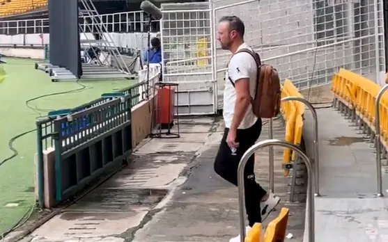 Mr. 360 AB de Villiers gets emotional as he returns to Bangalore stadium