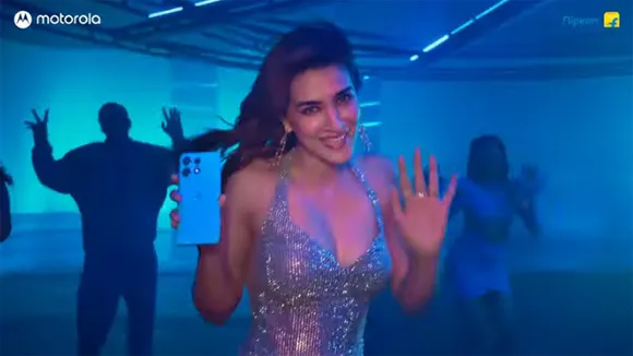 Motorola-and-Kriti-Sanon
