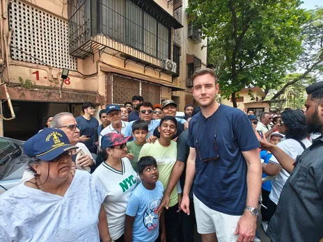 Steve Smith and Stuart Broad meet Mumbai fans as part of ‘Star Nahi Far’