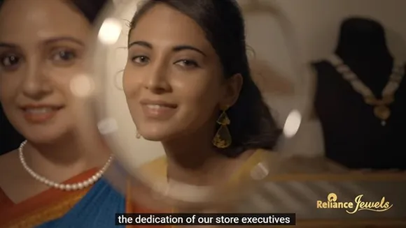 Reliance Jewels launches #RishtonKaDhaga campaign for this year's Aabhar collection