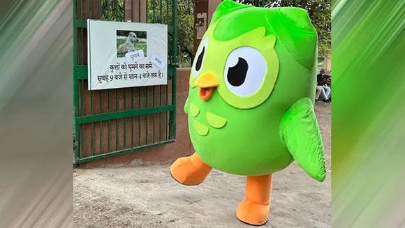 Duolingo's mascot Duo goes on a sign-cleaning spree for #SwachhBhashaAbhiyaan campaign
