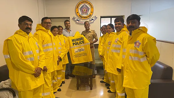 MTV celebrates the Asli Roadie spirit of 'Mumbai Police', provides them with 1000 high-quality raincoats