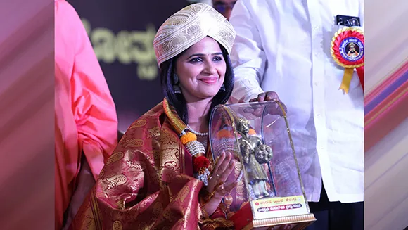 News18 Kannada anchor Navithaa Jain wins the Kempegowda Award for excellence in media
