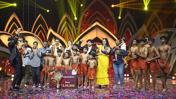 Drona Academy gets golden trophy of Vellum Thiramai at the grand finale