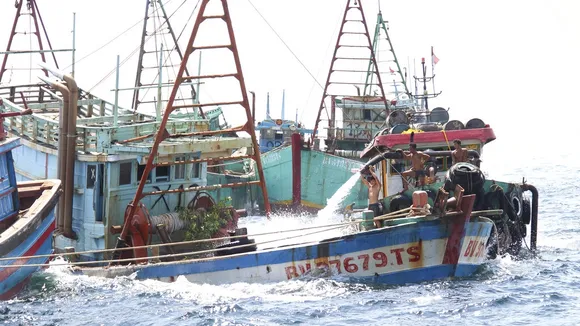 Indonesia Captures Unlicensed Filipino Fishing Vessel in EEZ Waters, Asserts Maritime Sovereignty