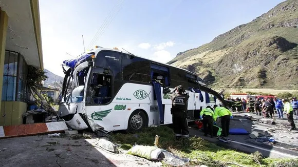 Daylight Robbery in Ecuador: Bus Passengers Fall Victim to Brazen Criminals