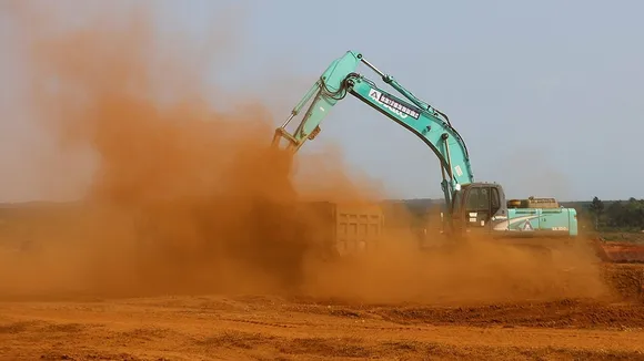 Dust from Long Thanh Airport Construction Blankets Expressway, Impacts Dong Nai Province