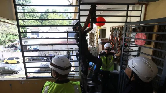 Kuala Lumpur Authorities Remove Illegal Corridor Grille After Social Media Uproar