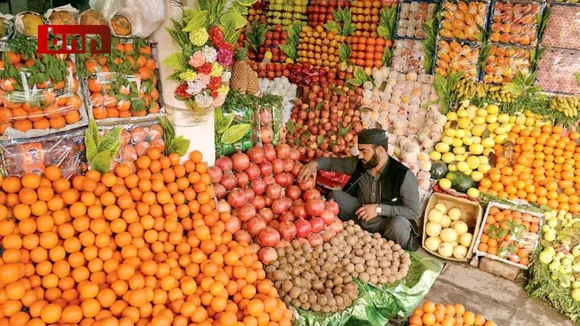 Citizens of Peshawar Follow Karachi's Footsteps and Boycott Fruits Due to High Prices in Ramadan