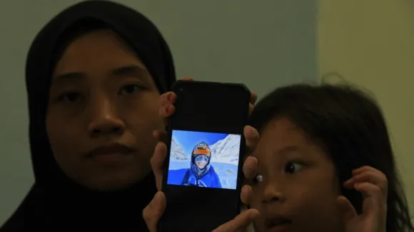 Family of Missing Malaysian Everest Climber Urges Continuation of SAR Operation