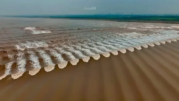 Spectacular 'Fish Scales' Phenomenon Wows Observers at China's Qiantang River