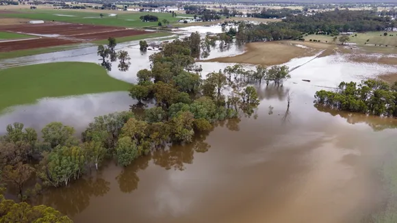 Victoria River Flood Threat: Pigeon Hole Community Air-Evacuated Amid Rising Water Levels