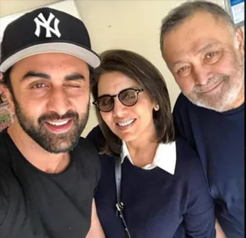 Ranbir Kapoor with dad Rishi and mom Neetu in N.Y..jpg