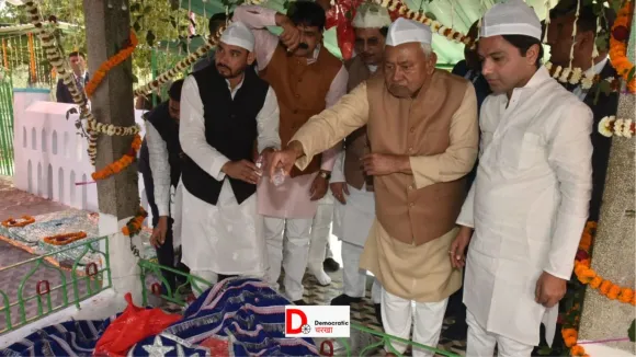 मनेर शरीफ दरगाह पहुंचे सीएम नीतीश कुमार, बिहार के लिए मांगी दुआ