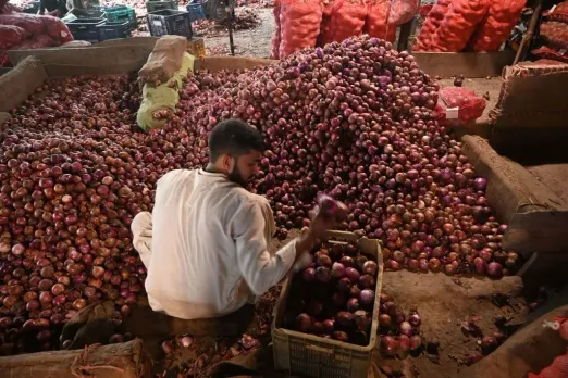 Onion Price: देश रो रहा है प्याज के आंसू, साल के अंत तक कीमतों में राहत नहीं