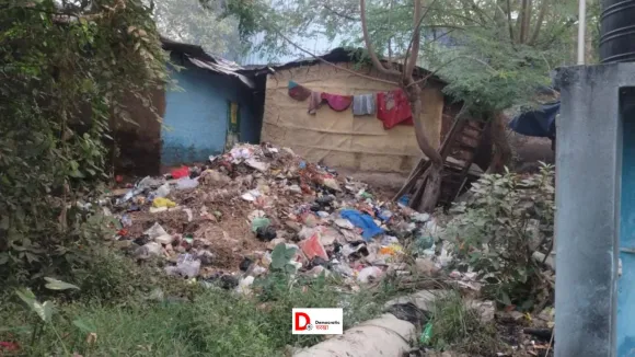 स्वच्छ पटना: स्लम बस्ती के गलियों में नहीं पहुंच रहीं पटना नगर निगम की गाड़ियां