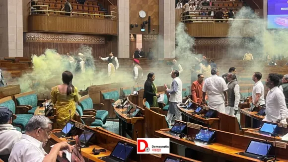 पार्लियामेंट अटैक: 22 साल बाद संसद की सुरक्षा में हुई चूक, हमलावर ने छोड़ा स्मोक बम