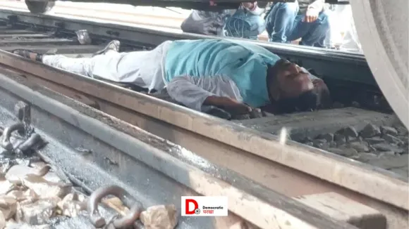 पटना के बिहटा रेलवे स्टेशन पर प्रदर्शनकारियों के ऊपर से गुजरी ट्रेन, बड़ा हादसा होने से टला