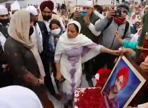 किसान आंदोलन में शहीद नवरीत सिंह के अंतिम अरदास में पहुंची प्रियंका, बोलीं शहीदों को आतंकवादी कहना बहुत बड़ा जुल्म